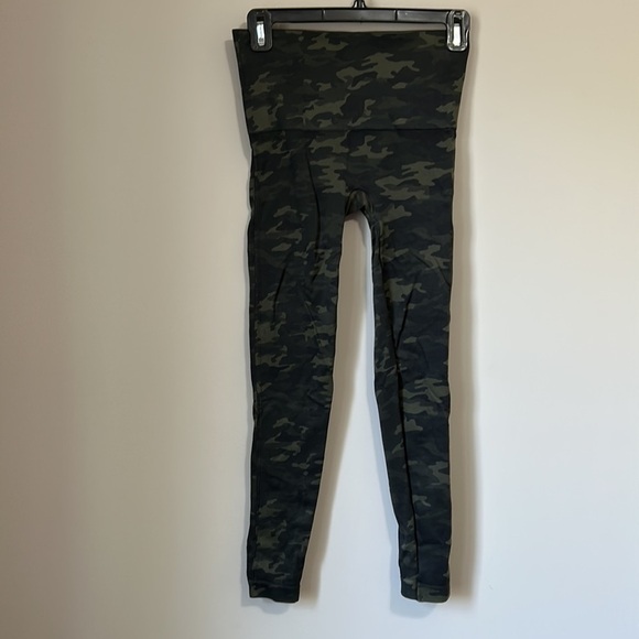 SPANX Look At Me Now Seamless Legging in Green Camo Shapewear Sz. M - Picture 7 of 10